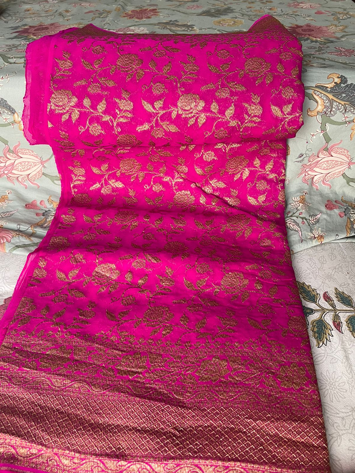 Elegant Pure Georgette Khaddi Saree with Gold Zari Work