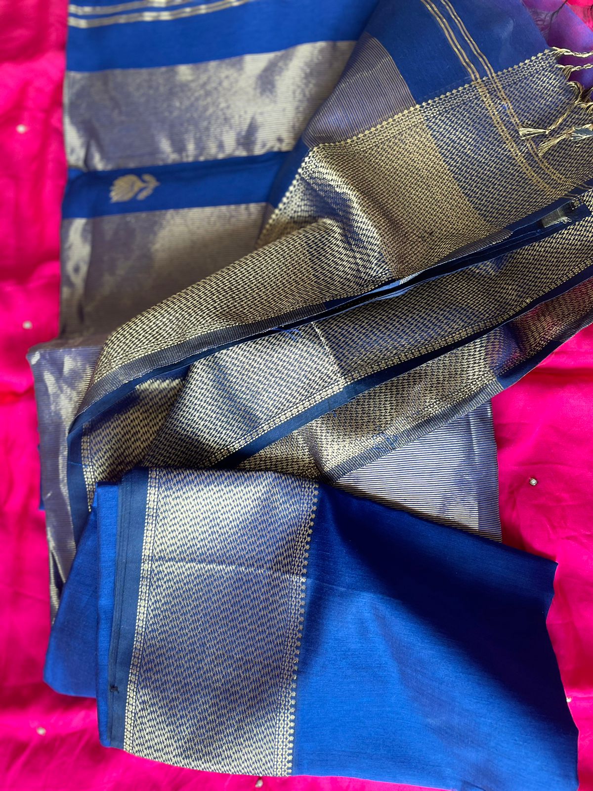 Exquisite Maheshwari Silk Saree with Kamal Butty and Heavy Pallu