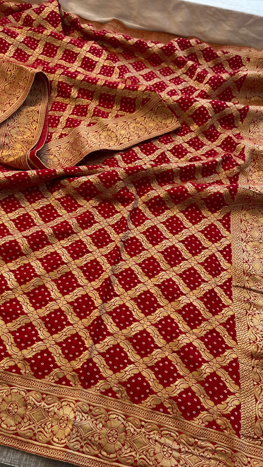 Exquisite Khaddi Georgette Saree with Intricate Golden Zari Work