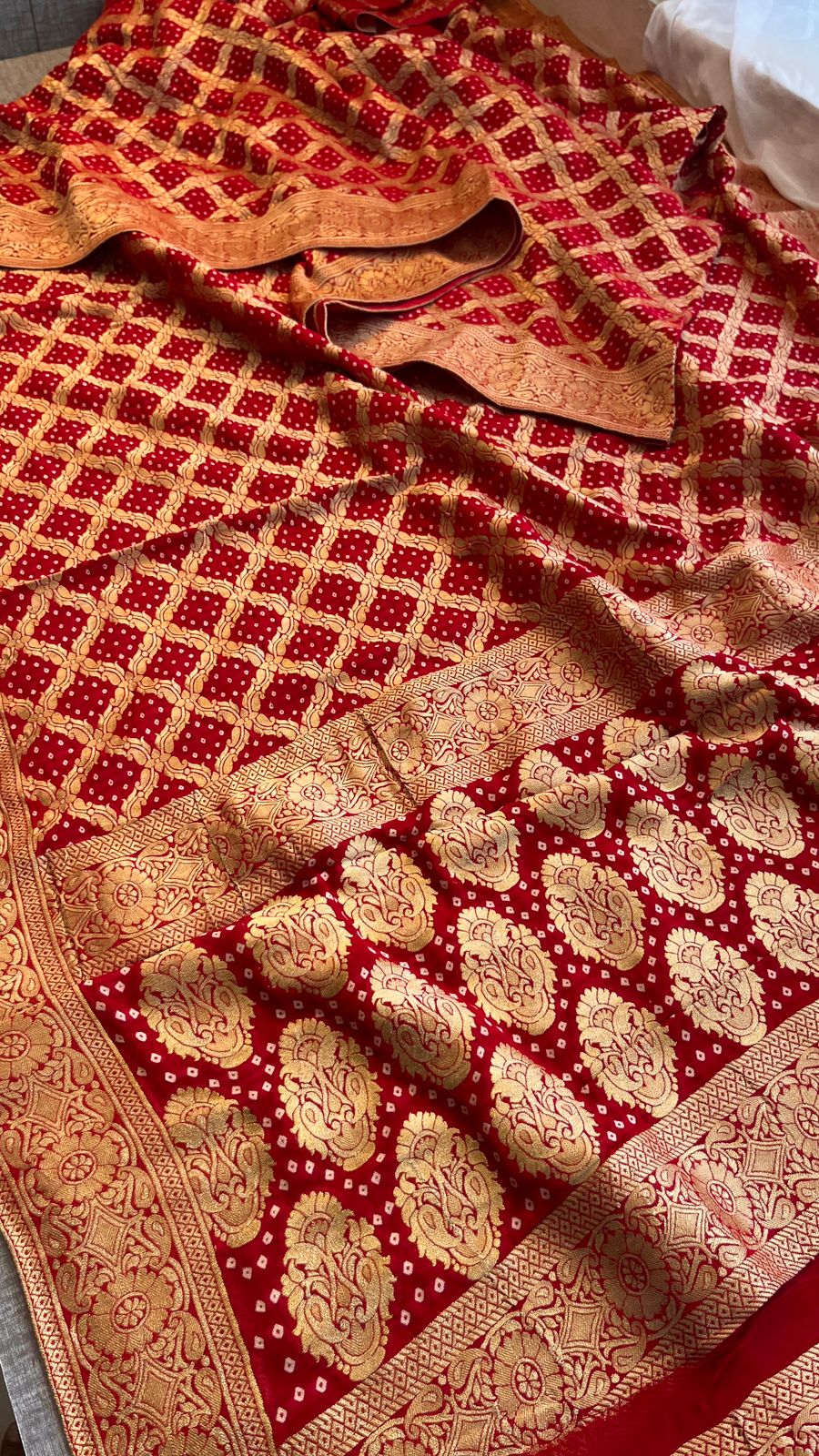 Exquisite Khaddi Georgette Saree with Intricate Golden Zari Work