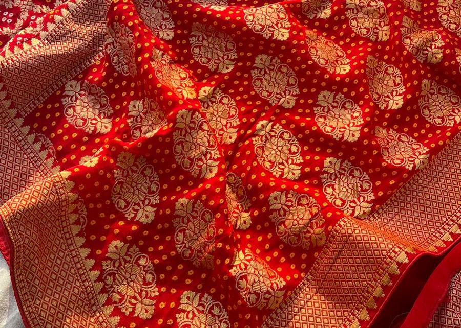 Exquisite Khaddi Georgette Saree with Gold Zari Weaving