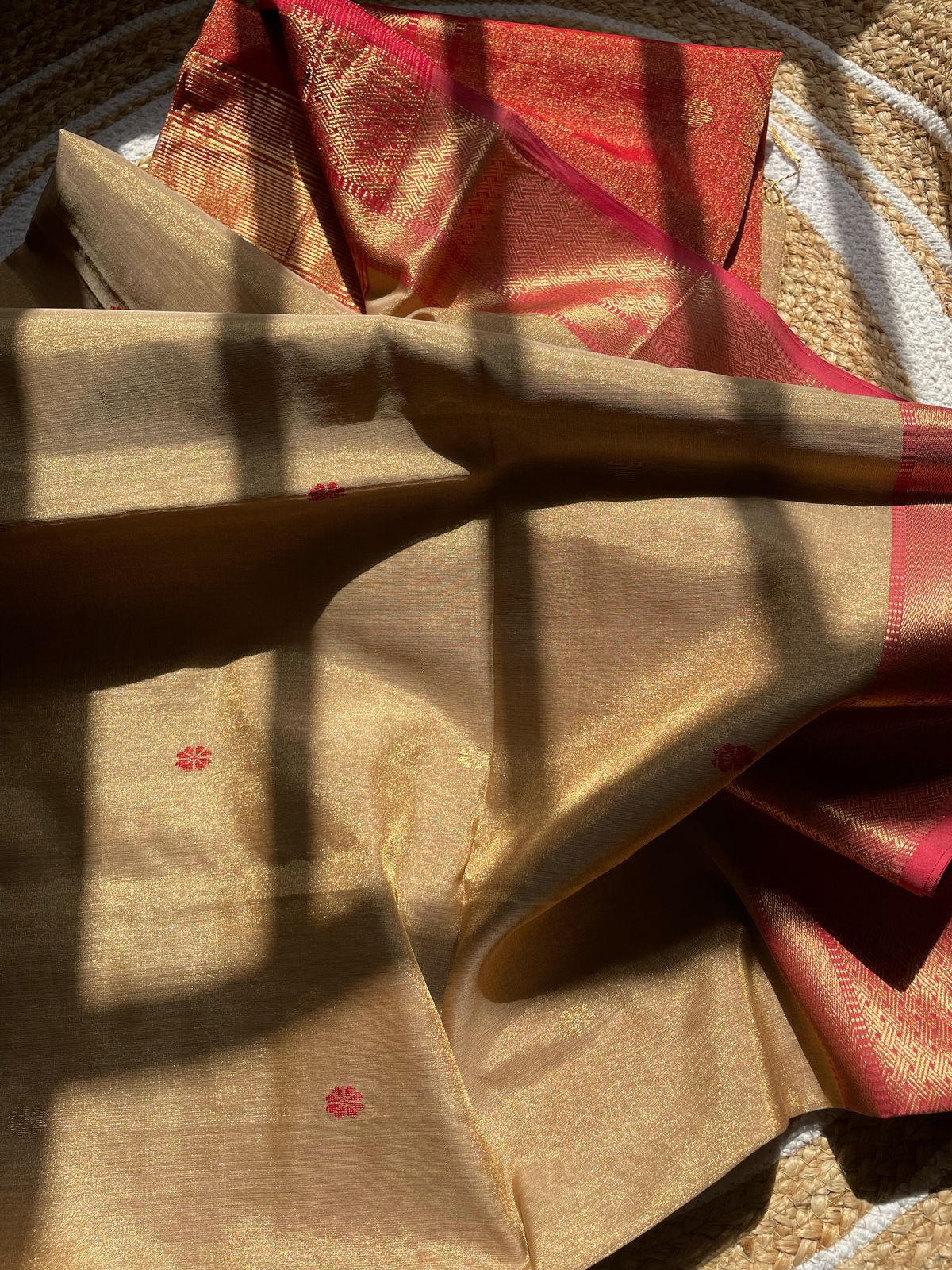 Exquisite Ivory Maheshwari Tissue Silk Saree – Traditional Handwoven Elegance