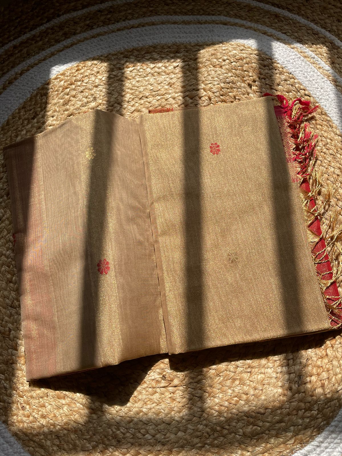 Exquisite Ivory Maheshwari Tissue Silk Saree – Traditional Handwoven Elegance