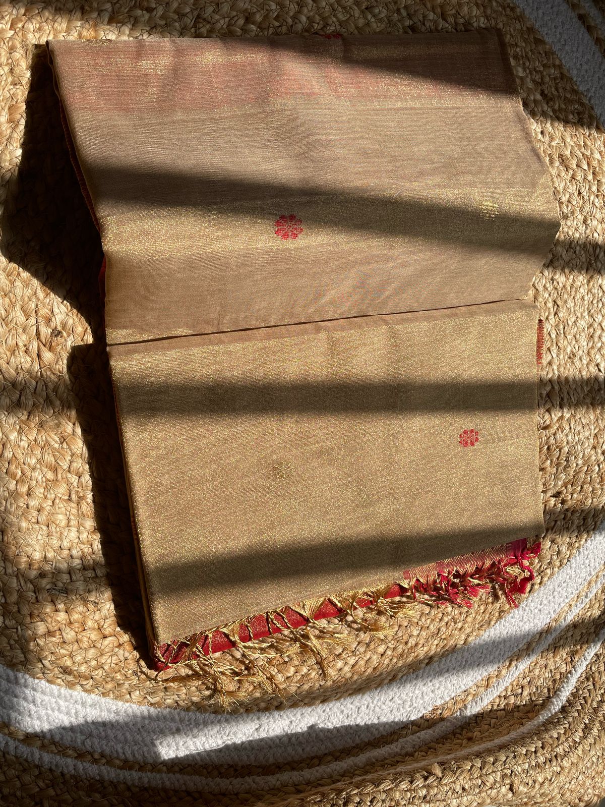 Exquisite Ivory Maheshwari Tissue Silk Saree – Traditional Handwoven Elegance