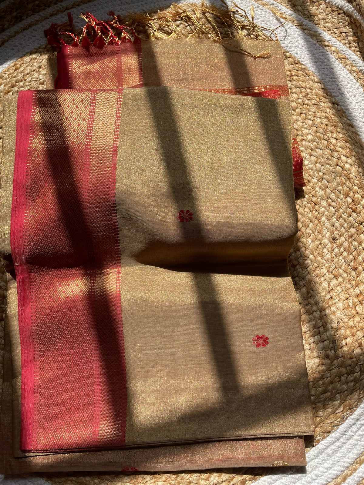 Exquisite Ivory Maheshwari Tissue Silk Saree – Traditional Handwoven Elegance