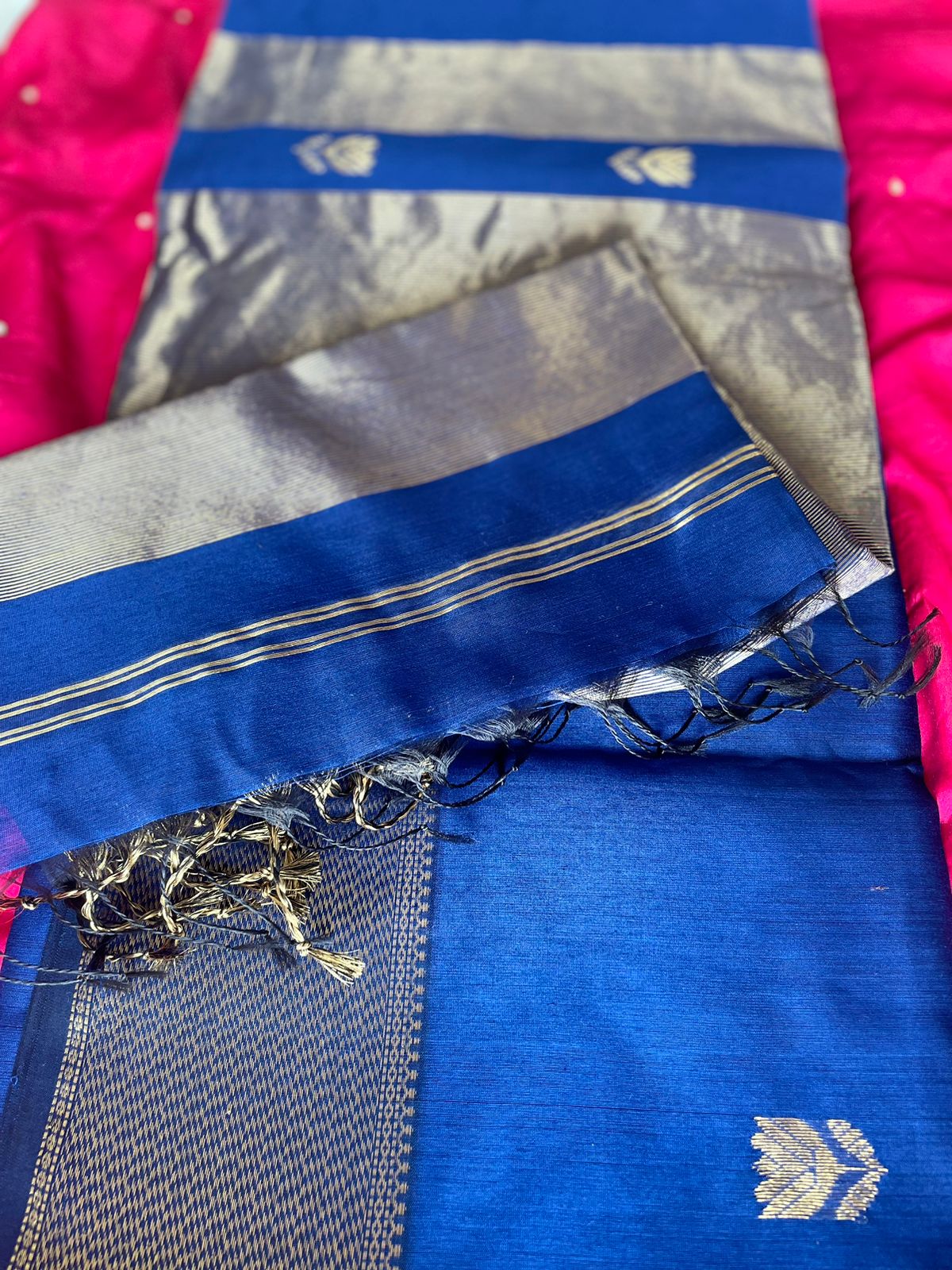 Exquisite Maheshwari Silk Saree with Kamal Butty and Heavy Pallu
