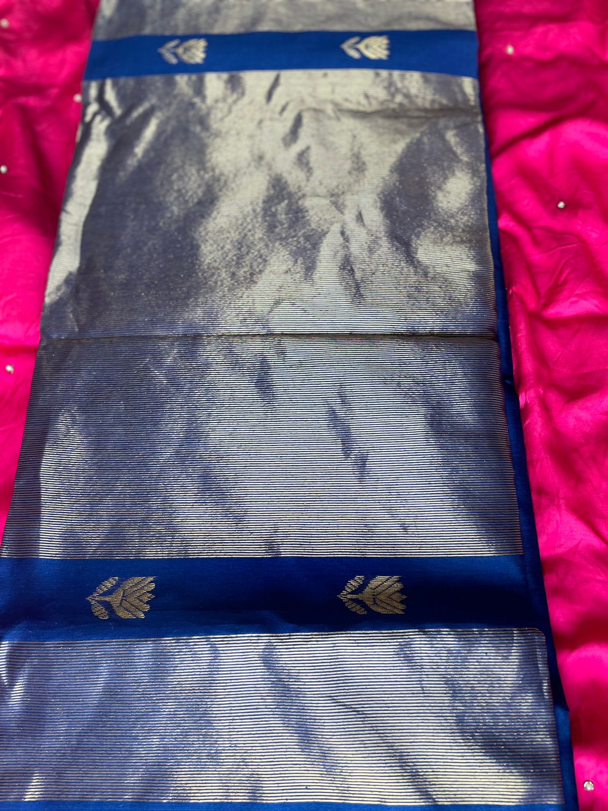 Exquisite Maheshwari Silk Saree with Kamal Butty and Heavy Pallu